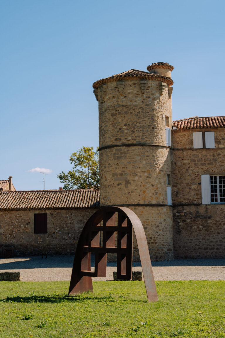 Sculpture devant la tour